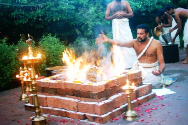 होम म्हणजे फक्त पूजा नाही! जाणून घ्या त्यामागील वैज्ञानिक सत्य आणि फायदे